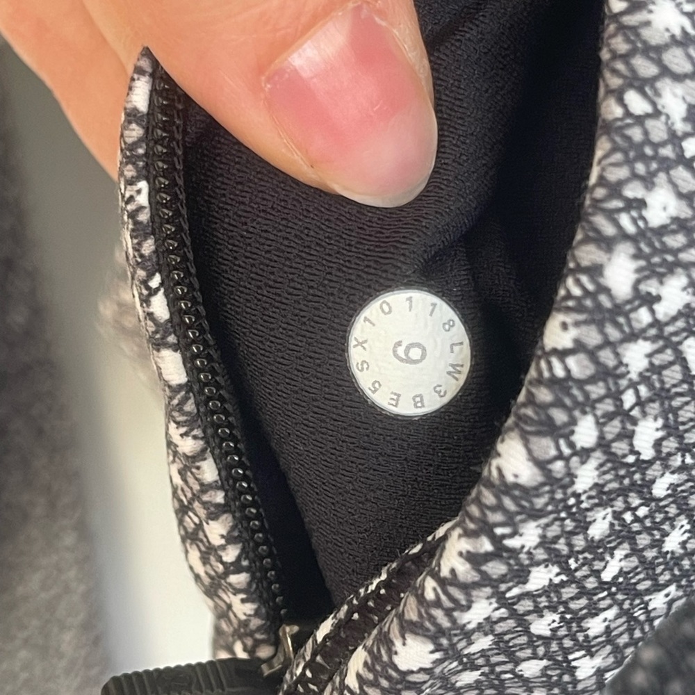 Lululemon Rush Hour Long Sleeve Frozen Fizz White Black - Picture 10 of 11